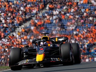 Holanďan Max Verstappen na domácom okruhu v Zandvoorte.