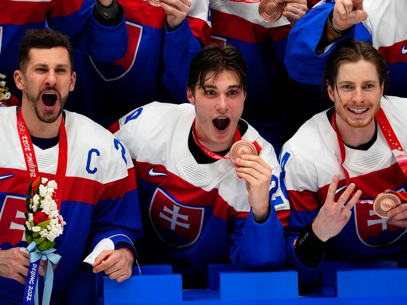 Juraj Slafkovský s Marekom Hrivíkom a Petrom Cehlárikom.