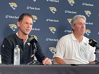 Trent Baalke (vľavo) generálny manažér tímu Jacksonville Jaguars.