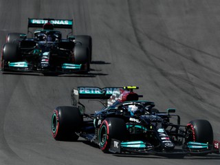 Valtteri Bottas a za ním Lewis Hamilton počas VC Portugalska 2021.