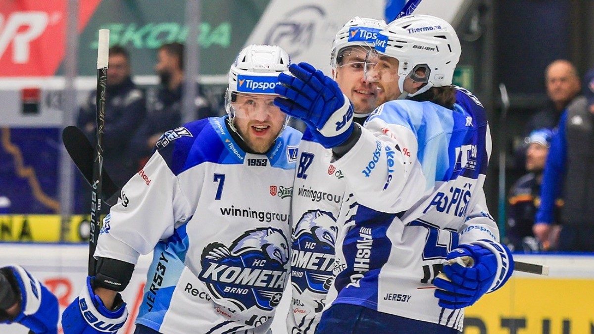 Útočník Komety Brno Kristián Pospíšil (vpravo) sa teší z gólu so svojimi spoluhráčmi.