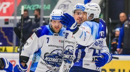 Útočník Komety Brno Kristián Pospíšil (vpravo) sa teší z gólu so svojimi spoluhráčmi.