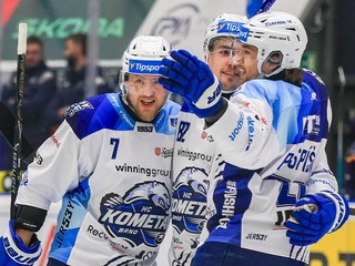 Útočník Komety Brno Kristián Pospíšil (vpravo) sa teší z gólu so svojimi spoluhráčmi.