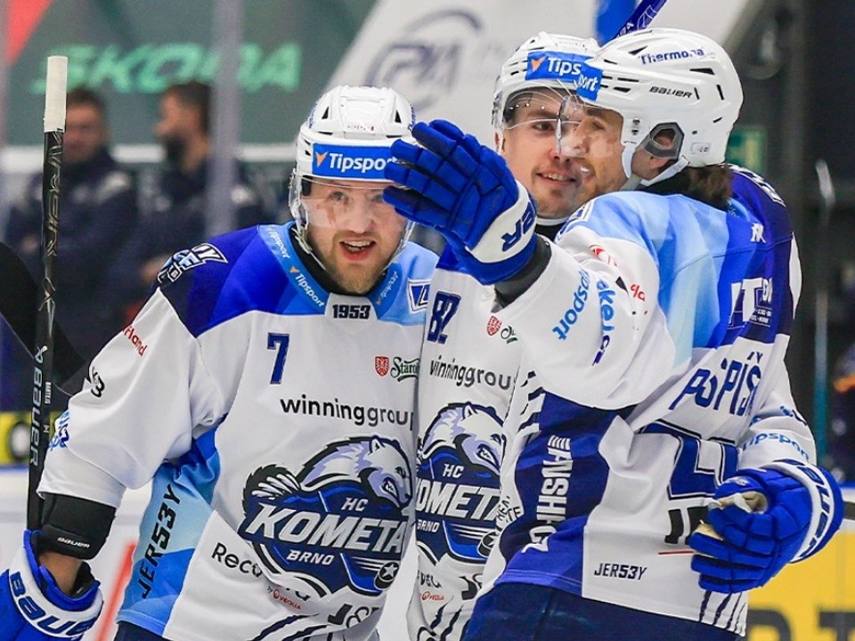 Útočník Komety Brno Kristián Pospíšil (vpravo) sa teší z gólu so svojimi spoluhráčmi.