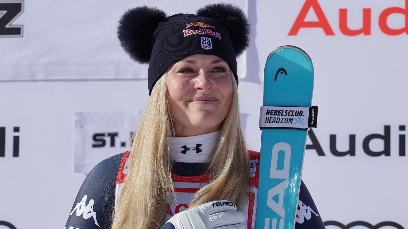 Americká lyžiarka Lindsey Vonnová oslavuje víťazstvo v zjazde v St. Moritzi 2025.