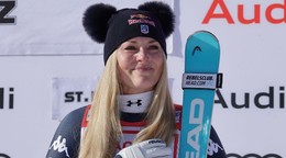 Americká lyžiarka Lindsey Vonnová oslavuje víťazstvo v zjazde v St. Moritzi 2025.