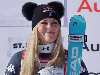 Americká lyžiarka Lindsey Vonnová oslavuje víťazstvo v zjazde v St. Moritzi 2025.