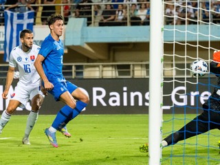 Dávid Hancko (vľavo), Giorgos Vagiannidis a brankár Christos Mandas počas prípravného zápasu Grécko - Slovensko.