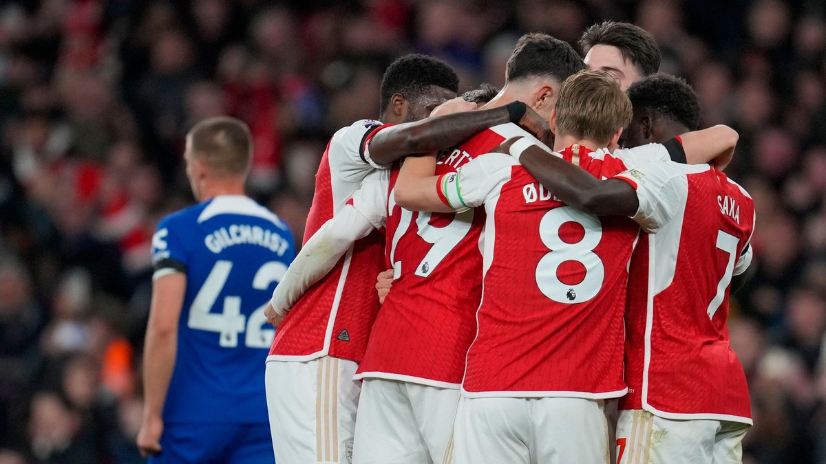 Hráči Arsenalu oslavujú gól v zápase Premier League proti Chelsea