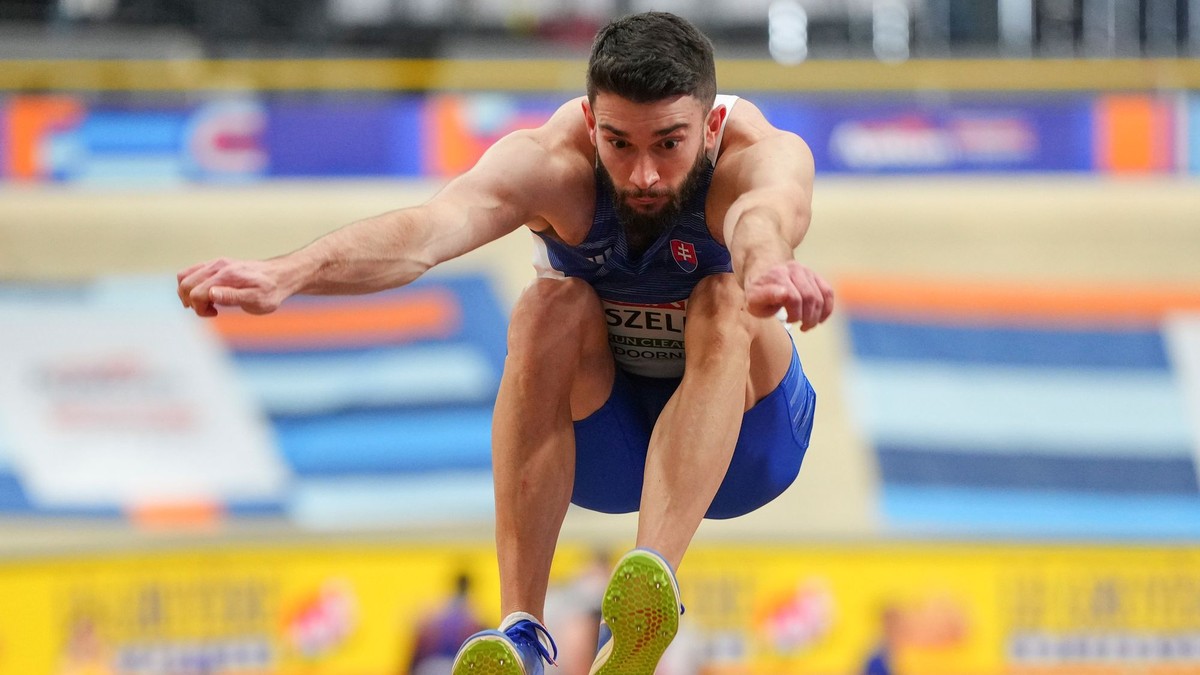 Slovenský atlét Tomáš Veszelka skáče počas kvalifikácie v trojskoku mužov na atletických halových majstrovstvách Európy.