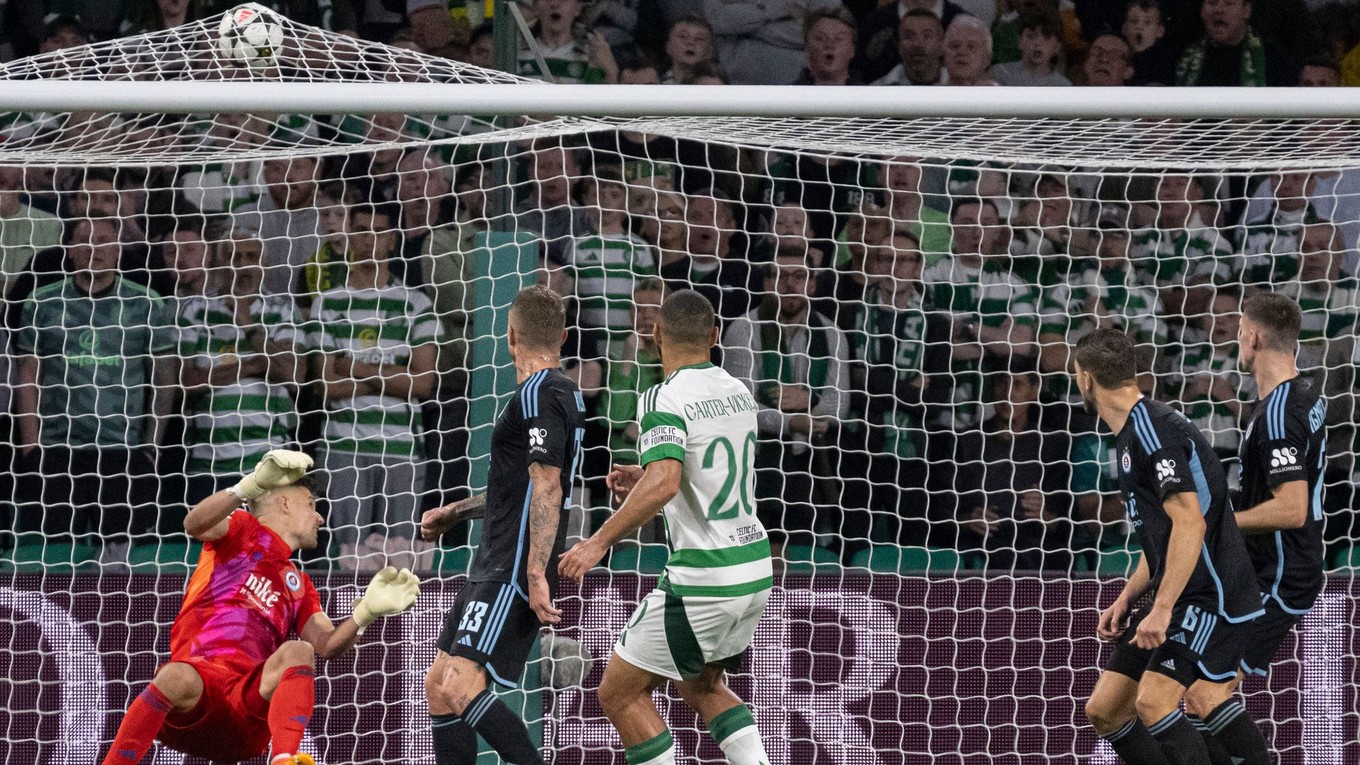 Cameron Carter-Vickers strieľa gól v zápase Ligy majstrov medzi Celticom a Slovanom Bratislava.