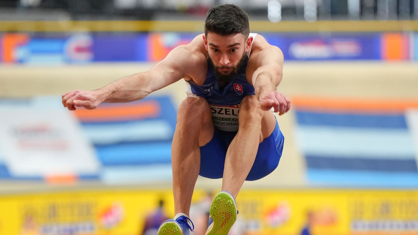 Slovenský atlét Tomáš Veszelka skáče počas kvalifikácie v trojskoku mužov na atletických halových majstrovstvách Európy.