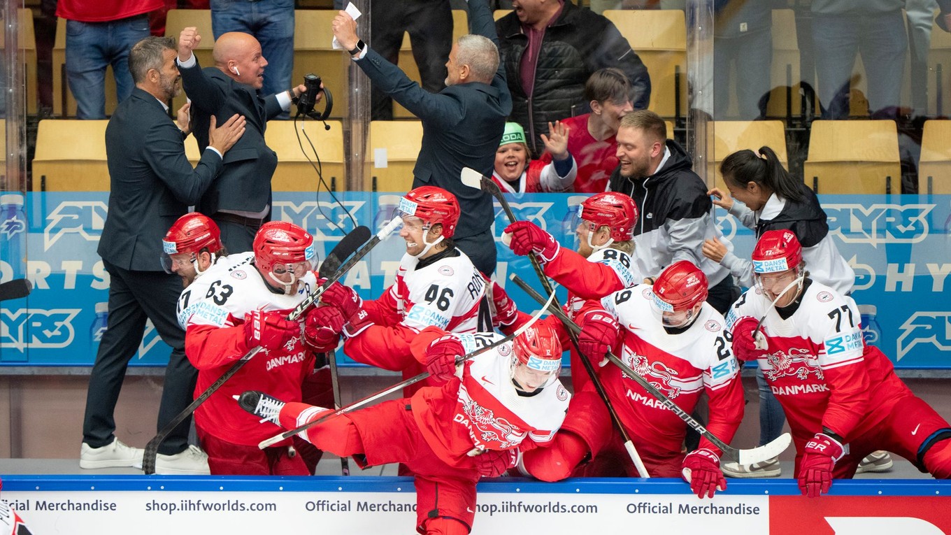 Dánski hokejisti sa tešia po víťazstve v zápase Kanada - Dánsko vo štvrťfinále MS v hokeji 2025.