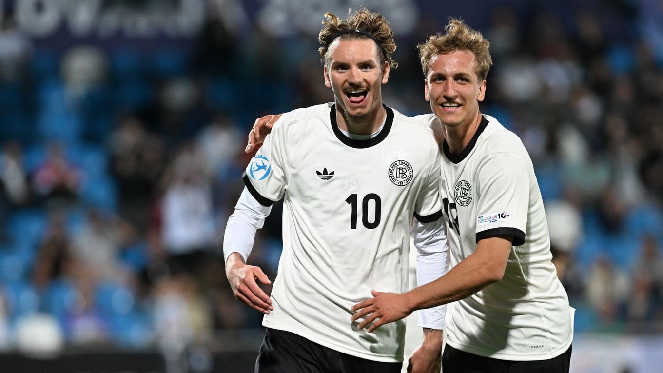 Nick Woltemade a Nelson Weiper sa tešia z gólu v zápase Nemecko - Slovinsko v skupine B na EURO U21 2025.
