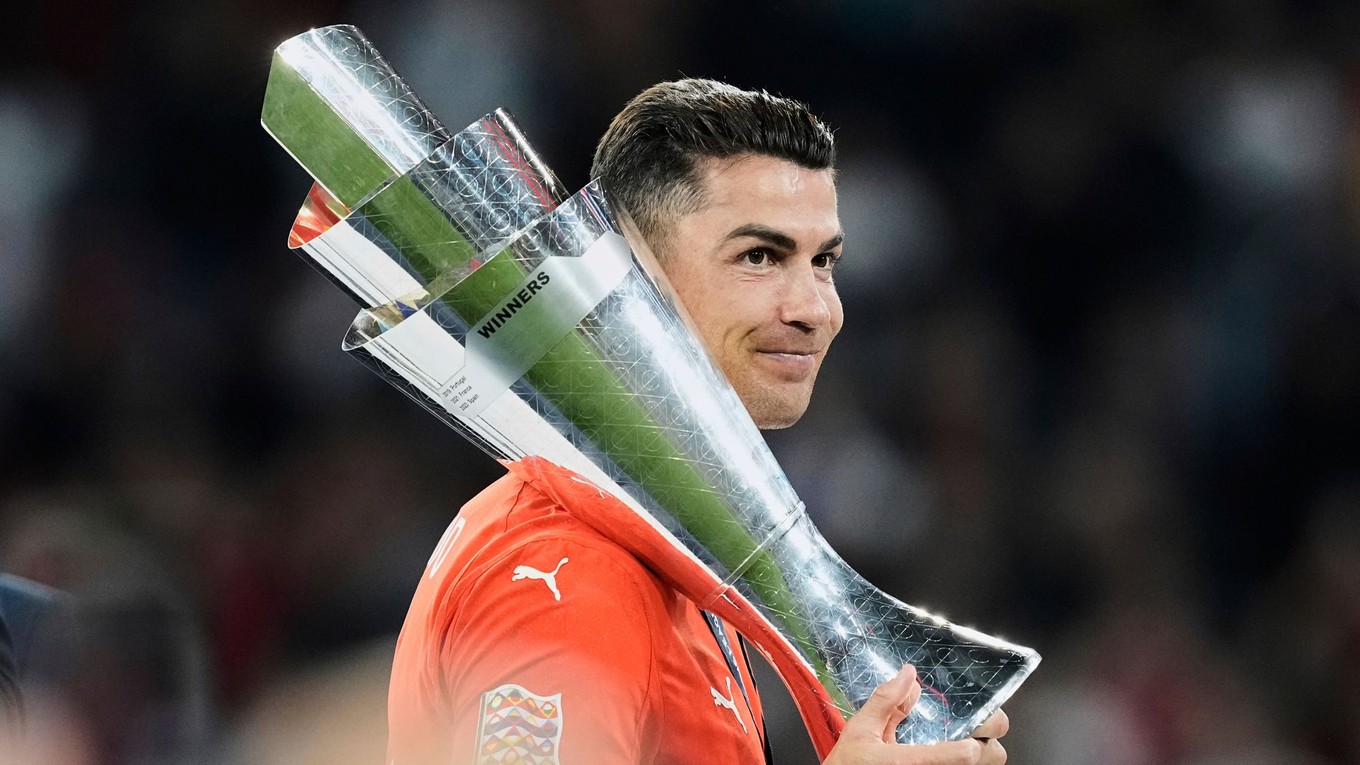 Cristiano Ronaldo s trofejou po víťazstve Portugalska v Lige národov UEFA.