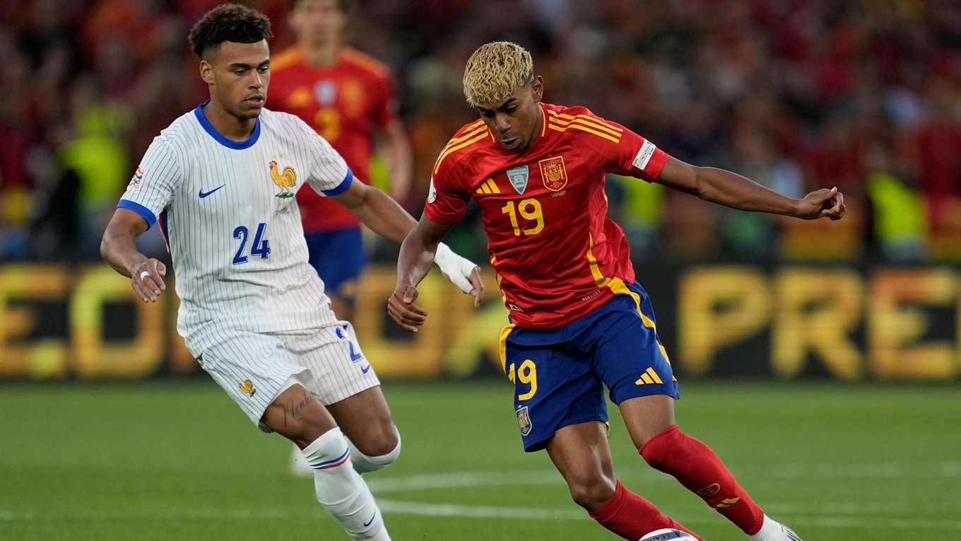 Lamine Yamal (vpravo) a Désiré Doué v zápase Španielsko - Francúzsko v semifinále Ligy národov.