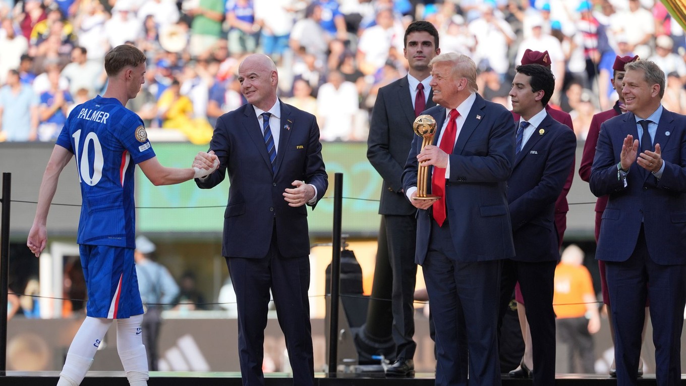 Prezident FIFA Gianni Infantino podáva ruku najlepšiemu hráčovi MS klubov FIFA 2025 Coleovi Palmerovi z Chelsea.