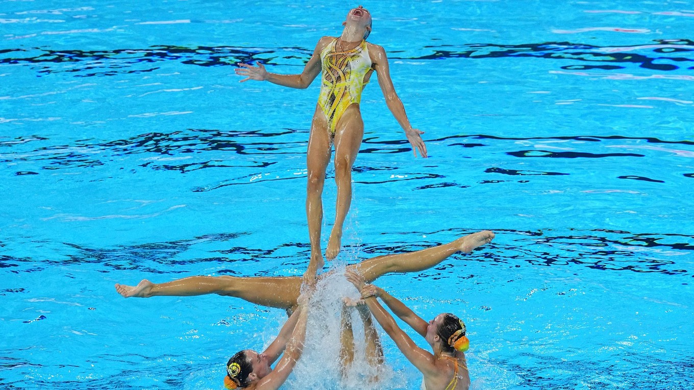 Slovenské reprezentantky v synchronizovanom plávaní počas kvalifikácie v akrobatických zostavách tímov na majstrovstvách sveta v plaveckých športoch v Singapure.