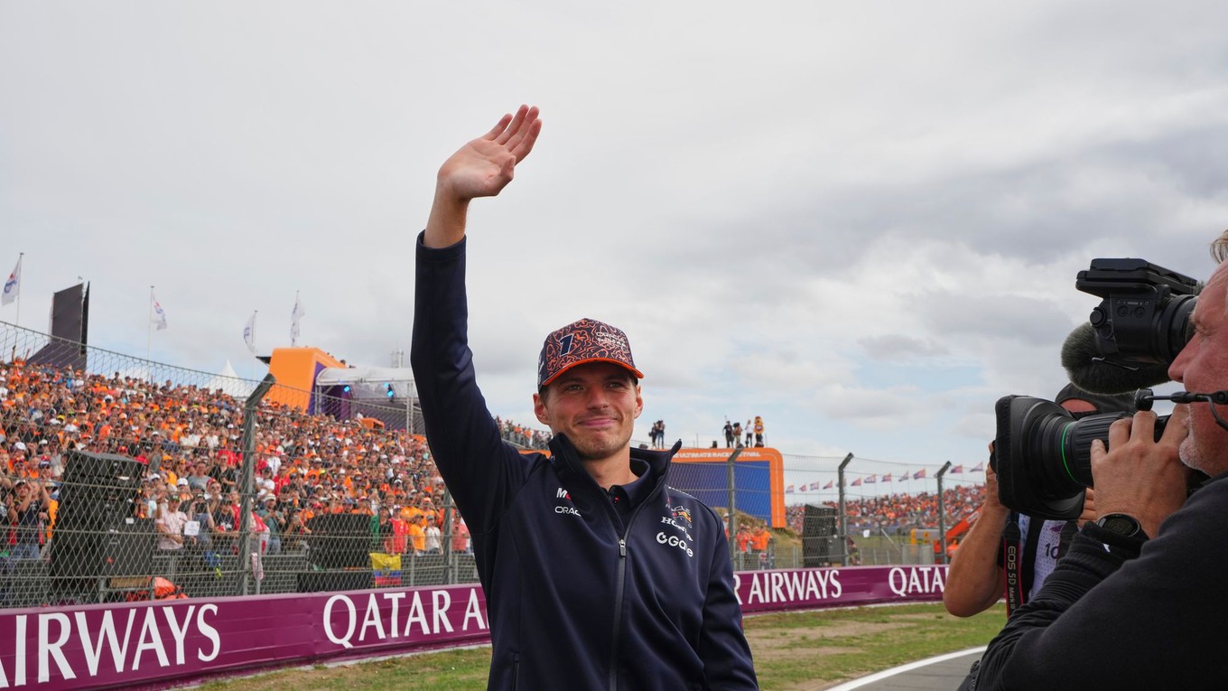 Max Verstappen zdraví fanúšikov na Veľkej cene Holandska 2025.