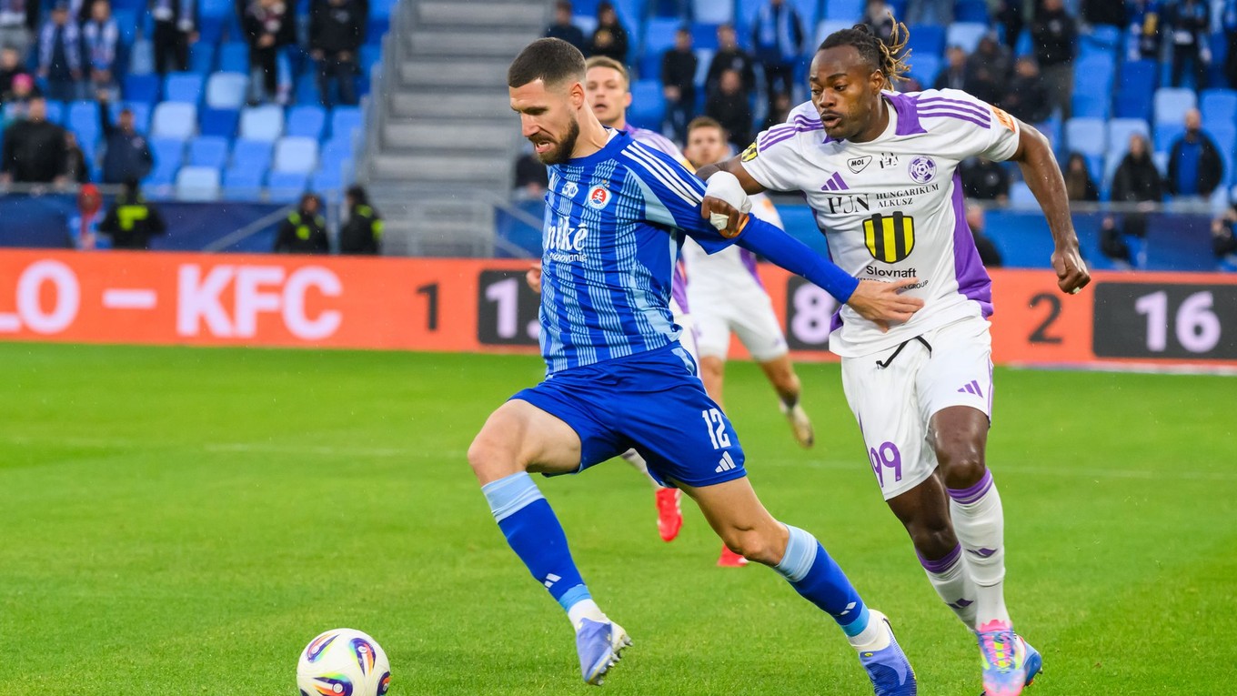 Zľava Kenan Bajrić (Slovan) a Elvis Mashike (Komárno)