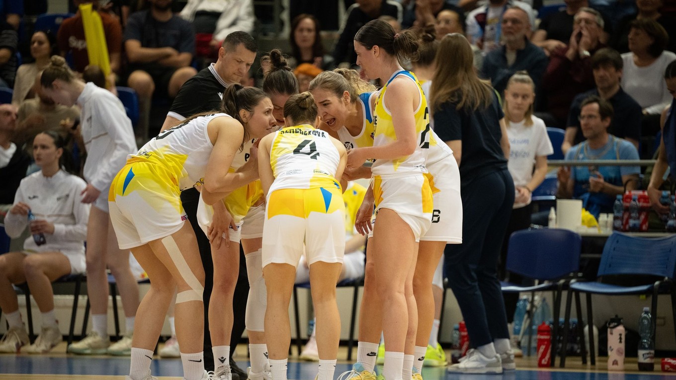 Hráčky Piešťan počas prvého zápasu finále play off Tipos extraligy v basketbale žien Piešťanské Čajky - MBK Ružomberok.