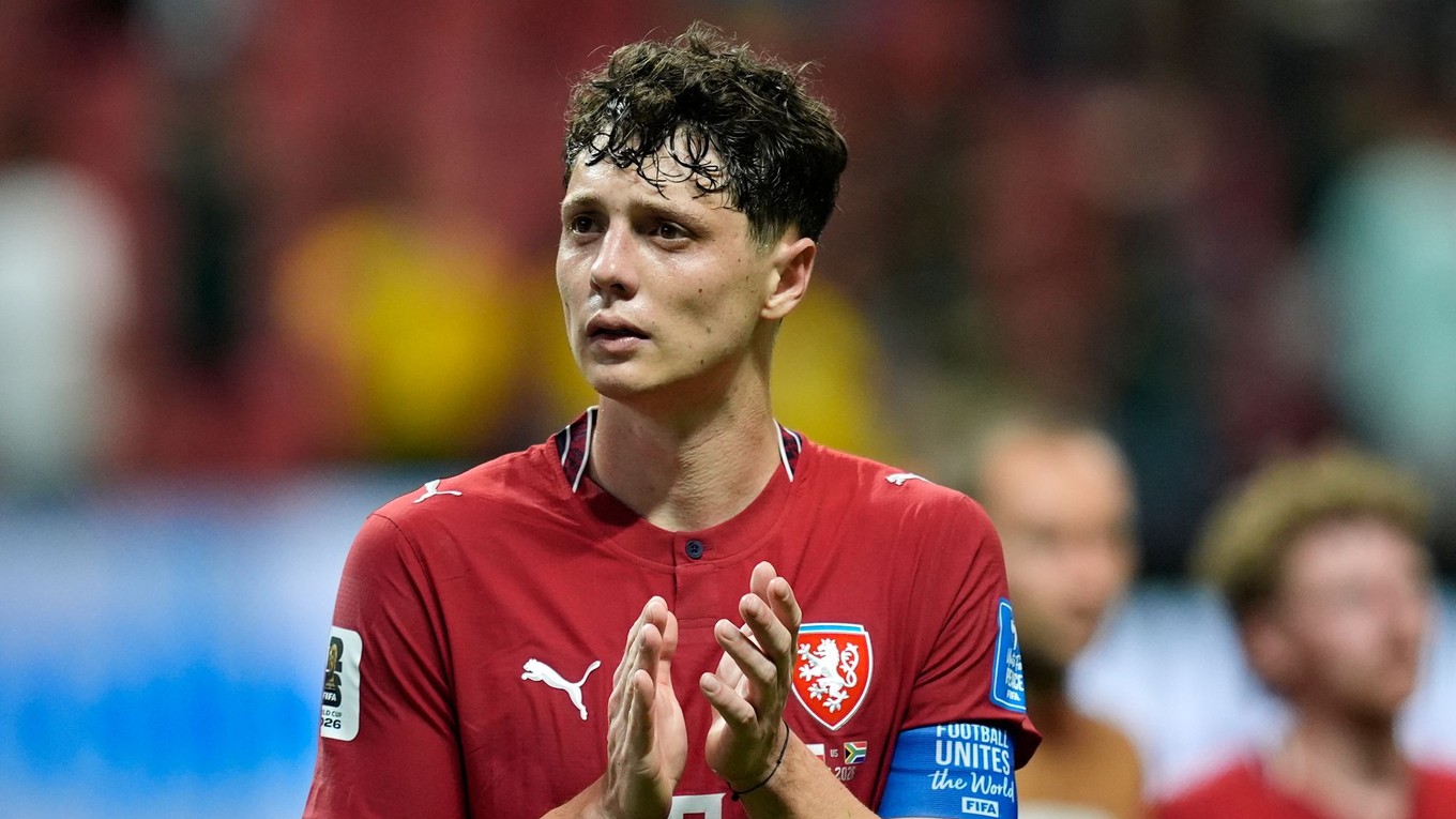 Futbalista Česka Ladislav Krejčí tlieska fanúšikom po skončení zápasu A-skupiny Česko – Juhoafrická republika.