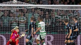 Cameron Carter-Vickers strieľa gól v zápase Ligy majstrov medzi Celticom a Slovanom Bratislava.