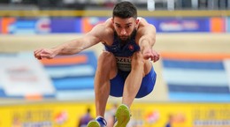 Slovenský atlét Tomáš Veszelka skáče počas kvalifikácie v trojskoku mužov na atletických halových majstrovstvách Európy.