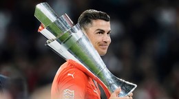 Cristiano Ronaldo s trofejou po víťazstve Portugalska v Lige národov UEFA.
