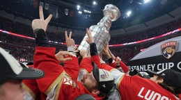 Hokejisti Floridy Panthers oslavujú druhý zisk Stanleyho pohára za dva roky. 
