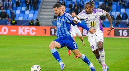 Zľava Kenan Bajrić (Slovan) a Elvis Mashike (Komárno)