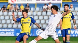 Ben Cotrell (Michalovce) a Andy Masaryk (Komárno) v zápase 3. kola futbalovej Niké ligy.
