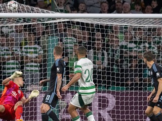 Cameron Carter-Vickers strieľa gól v zápase Ligy majstrov medzi Celticom a Slovanom Bratislava.