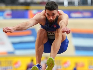 Slovenský atlét Tomáš Veszelka skáče počas kvalifikácie v trojskoku mužov na atletických halových majstrovstvách Európy.