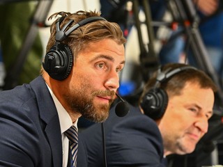 Rostislav Olesz (vľavo) komentuje zápas Česko - Slovensko v príprave na MS v hokeji 2025. 