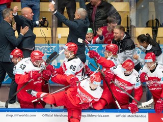 Dánski hokejisti sa tešia po víťazstve v zápase Kanada - Dánsko vo štvrťfinále MS v hokeji 2025.