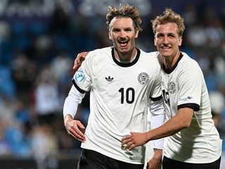 Nick Woltemade a Nelson Weiper sa tešia z gólu v zápase Nemecko - Slovinsko v skupine B na EURO U21 2025.