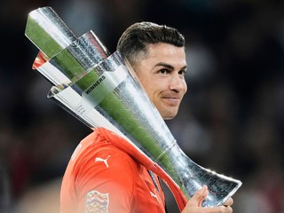 Cristiano Ronaldo s trofejou po víťazstve Portugalska v Lige národov UEFA.