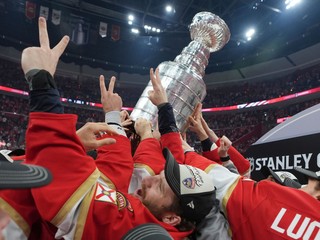 Hokejisti Floridy Panthers oslavujú druhý zisk Stanleyho pohára za dva roky. 