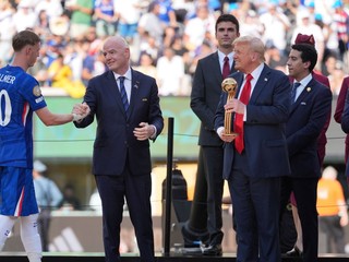 Prezident FIFA Gianni Infantino podáva ruku najlepšiemu hráčovi MS klubov FIFA 2025 Coleovi Palmerovi z Chelsea.
