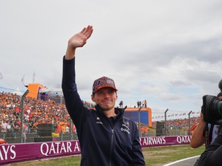 Max Verstappen zdraví fanúšikov na Veľkej cene Holandska 2025.
