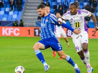 Zľava Kenan Bajrić (Slovan) a Elvis Mashike (Komárno)