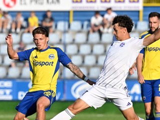 Ben Cotrell (Michalovce) a Andy Masaryk (Komárno) v zápase 3. kola futbalovej Niké ligy.