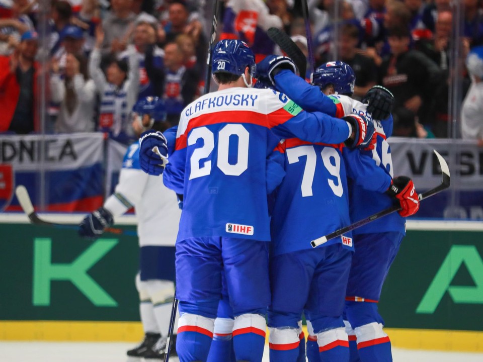 Slovenskí hokejisti sa tešia po strelenom góle v zápase Slovensko - Kazachstan v skupine B na MS v hokeji 2024.