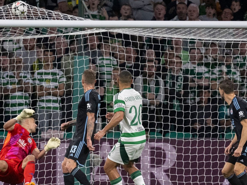 Cameron Carter-Vickers strieľa gól v zápase Ligy majstrov medzi Celticom a Slovanom Bratislava.