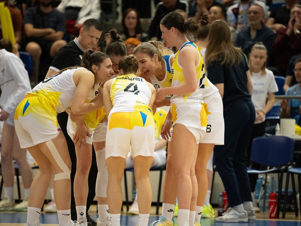 Hráčky Piešťan počas prvého zápasu finále play off Tipos extraligy v basketbale žien Piešťanské Čajky - MBK Ružomberok.
