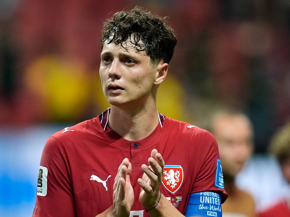 Futbalista Česka Ladislav Krejčí tlieska fanúšikom po skončení zápasu A-skupiny Česko – Juhoafrická republika.