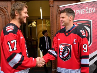Historicky prvými hráčmi nového klubu HC 21 Prešov sa stali Ján Sýkora (vľavo) a Marek Zagrapan.