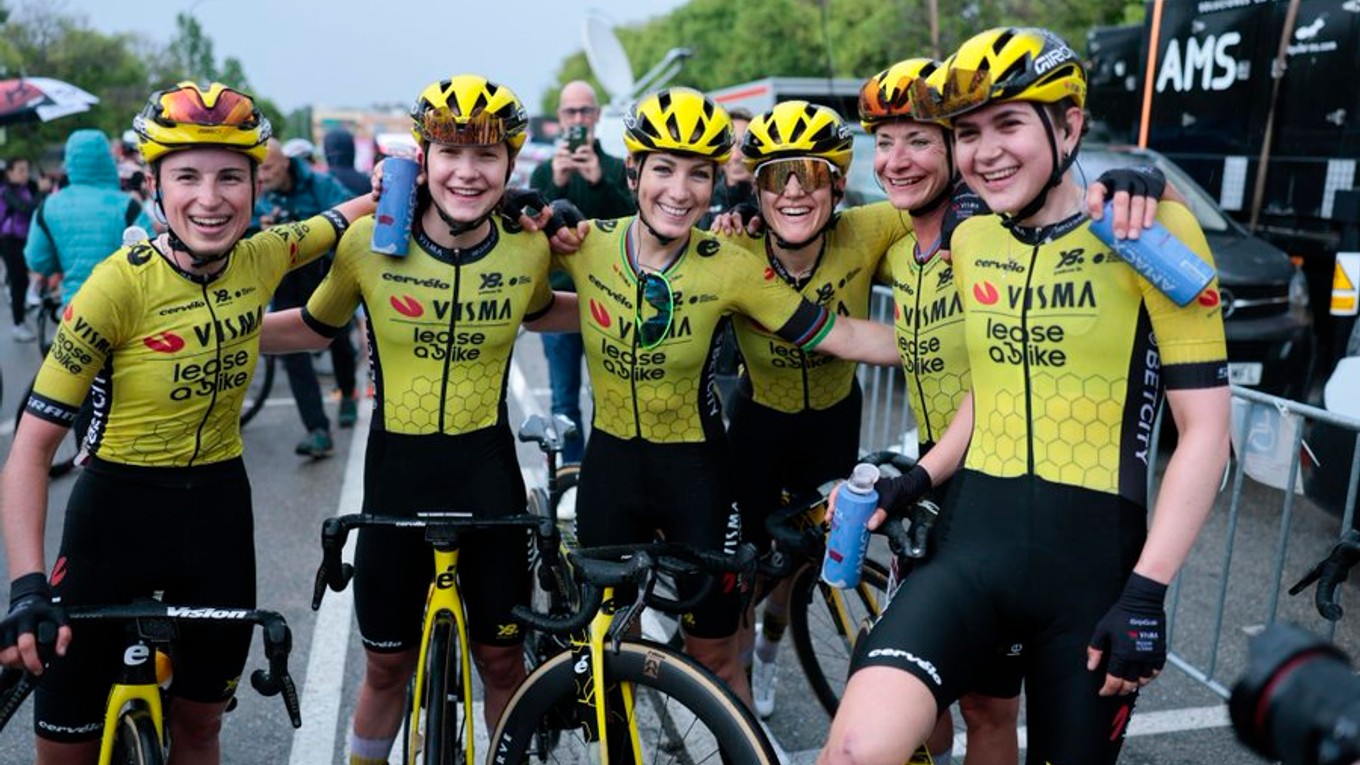 Tím Visma-Lease a Bike aj so Slovenkou Viktóriou Chladoňovou (druhá zľava). 