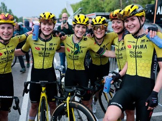Tím Visma-Lease a Bike aj so Slovenkou Viktóriou Chladoňovou (druhá zľava).